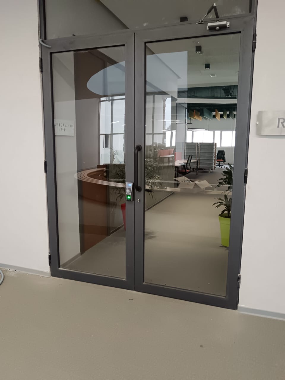 Porte accès bureau avec lecteur ZKTeco installé