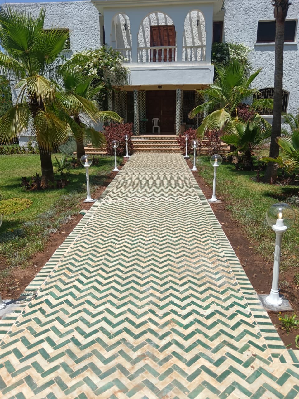 Éclairage jardin villa — lanternes extérieures