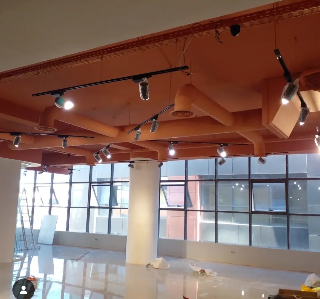 Showroom commercial Rabat — rail d'éclairage orientable installé par Drisséléc