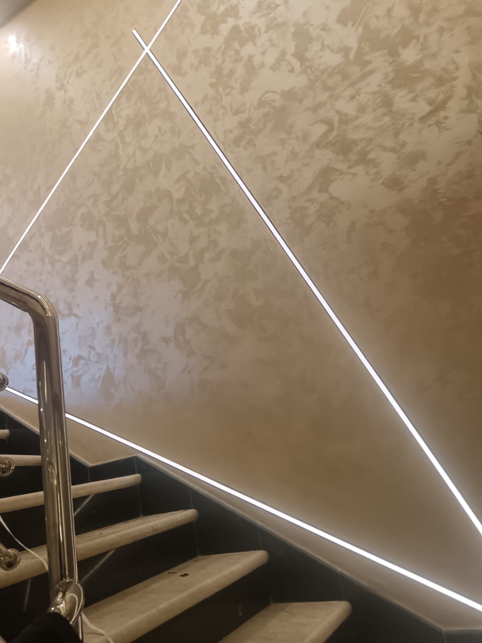 Éclairage LED linéaire — escalier résidentiel