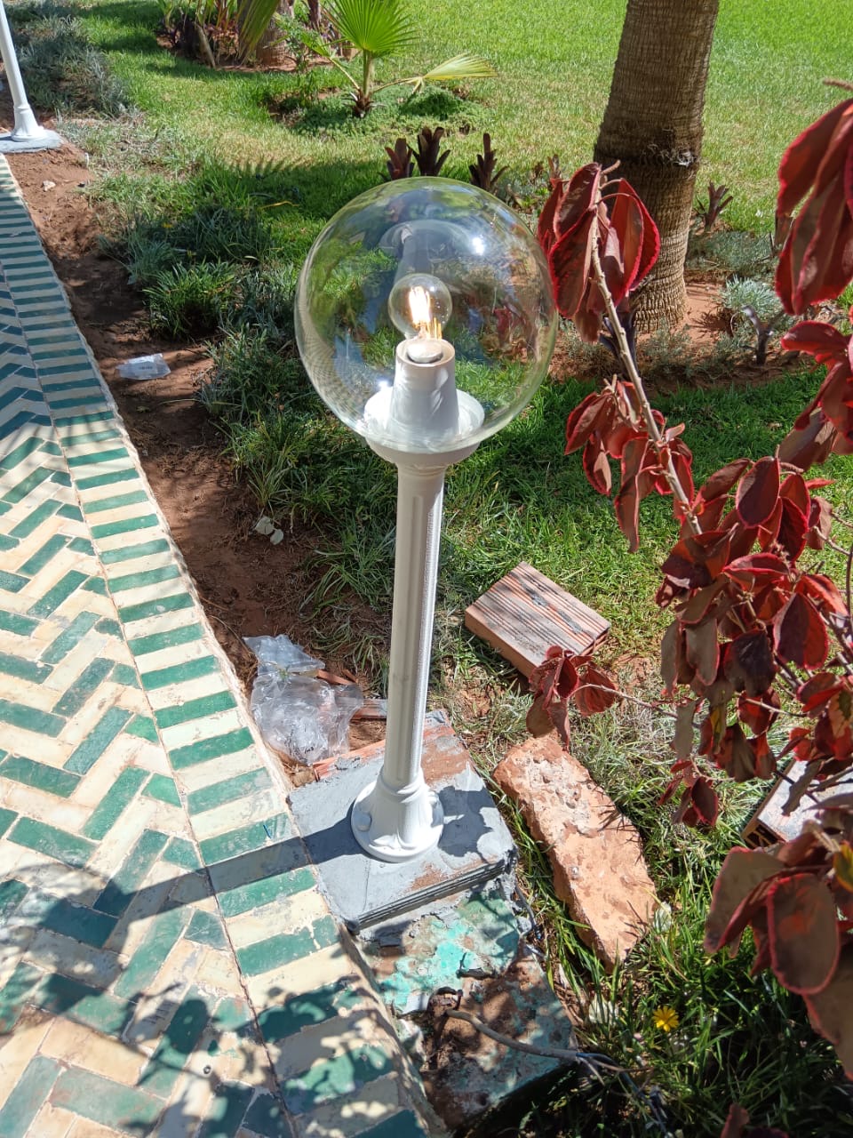 Lanterne globe jardin — installation en cours