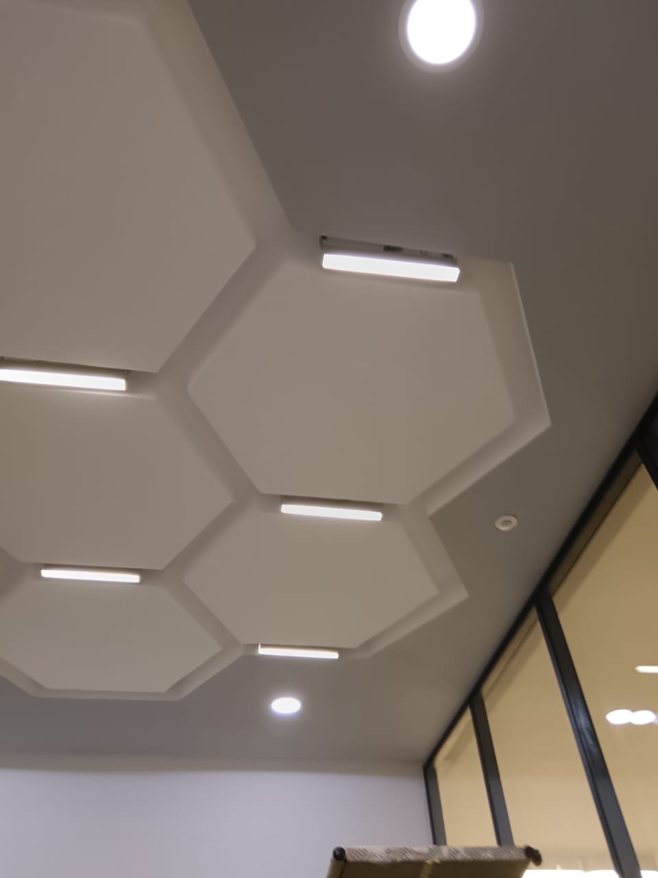 Plafond hexagonal LED — vue complète terminée