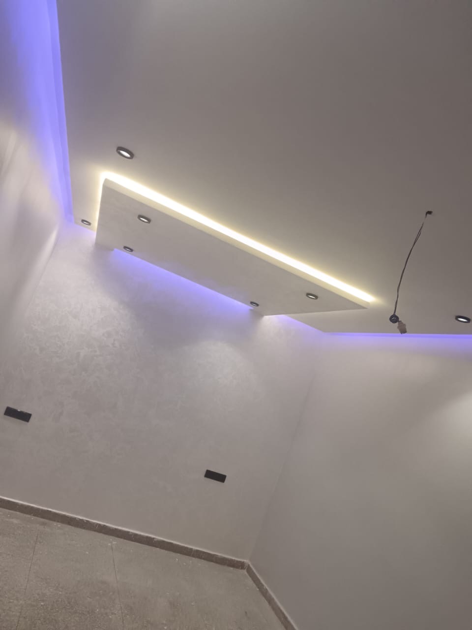 Plafond LED bleu — éclairage indirect résidentiel