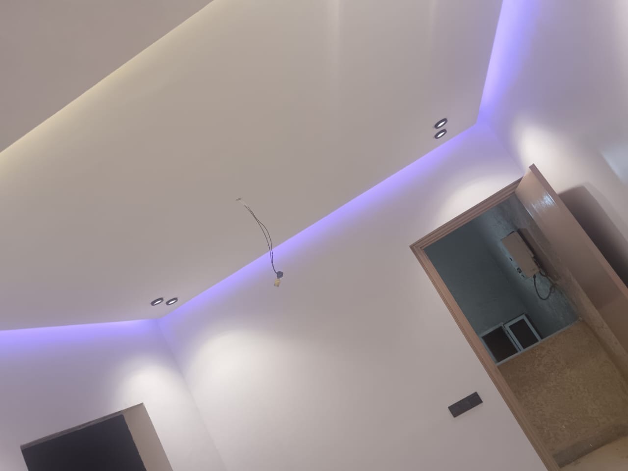Faux plafond LED violet — résidentiel