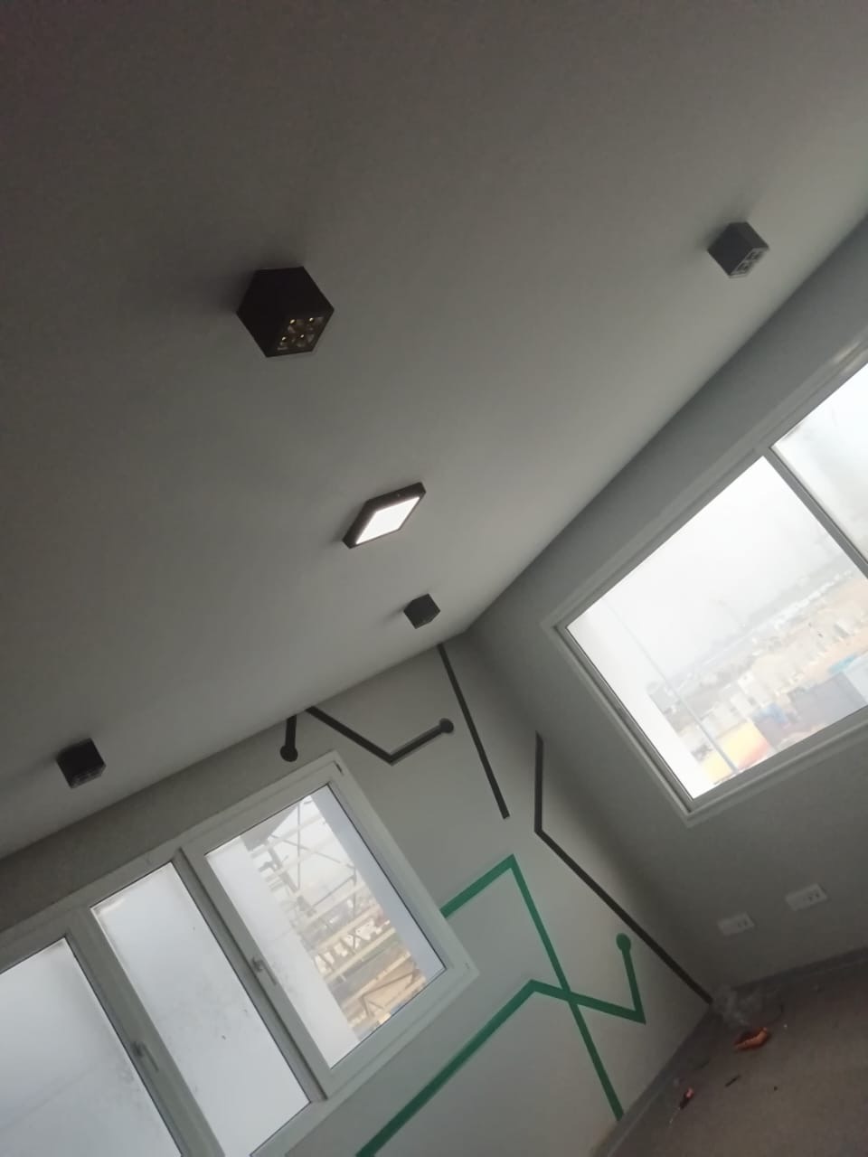 Spots cubiques noirs — local commercial en cours